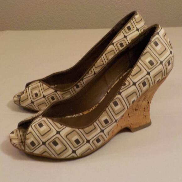 Kenneth Cole Reaction Brown Wedge Pumps Women Size 6M Peep Toe Squares Patterns - Picture 7 of 13